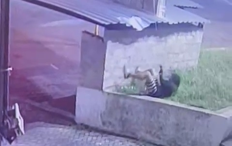 Vídeo: homem furta fios e deixa ponto de táxi do Bairro São Sebastião sem telefone